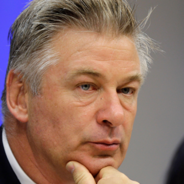 Fiscales modifican denuncia contra Alec Baldwin.