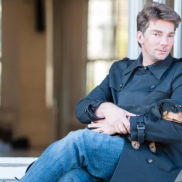 Marco Goecke Director de ballet alemán ataca con heces en la ca una crítica.
