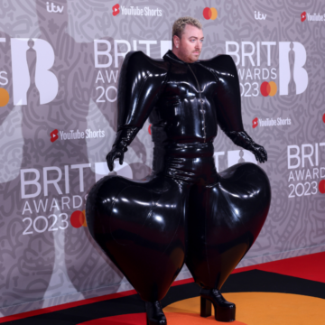 Sam Smith se vuelve viral con traje en los Brit Awards Sam Smith se vuelve viral con traje en los Brit Awards.