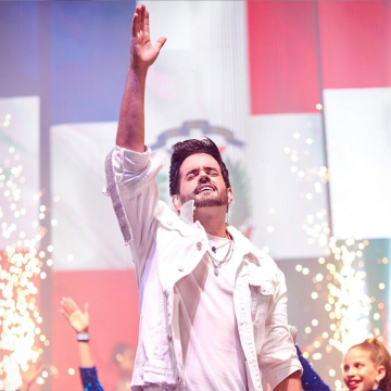 Manny Cruz logra hazaña y revienta el Palacio de los Deportes a puro merengue.