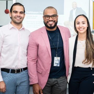 Yehisson Peñaló dicta conferencia en Educación Financiera para médicos de salud oral.