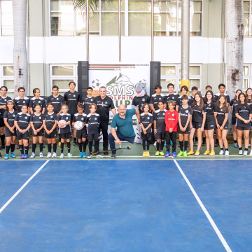 Eduardo Valcárcel impartiendo charla a los alumnos de primaria de SMS. El Colegio St. Michael’s School invitó al país al reconocido entrenador internacional de fútbol para niños Eduardo Valcárcel, bajo la charla «Saber perder, aprender a ganar».