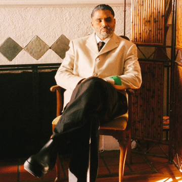 Álvaro Díaz comparte la emotiva balada «YOKO», nuevo adelanto de su segundo álbum Sayonara, recibe nominación en los premios Tu Música Urbano.