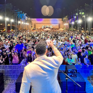 En Cartagena de Indias, Colombia, Yiyo Sarante actúa frente a una gran multitud.