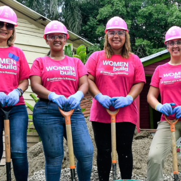 Voluntarias de diferentes ámbitos cambiaron pisos de tierra por pisos de concreto pulido en hogares de escasos recursos en la provincia de San Cristobal. Women Build brinda la oportunidad para que las voluntarias den un paso proactivo para servir a sus comunidades y construyan juntas fuerza, estabilidad y autosuficiencia.