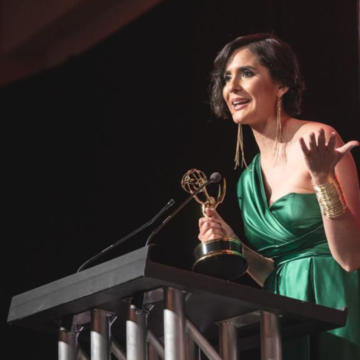 Carmen Martínez se alzó con dos estatuillas de los premios regionales Emmy Boston/New England.