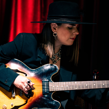 La artista Covi Quintana, intérprete de “café de las ocho” ya ha lanzado siete sencillos que forman parte de este álbum. Covi Quintana presentó su cuarto disco de estudio “DE: TI PARA: MI”.
