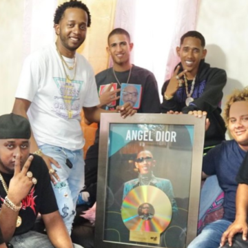 Angel Dior se prepara para ir a su primera gira por Europa durante el mes próximo y a los Estados Unidos donde lo espera su fanaticada.