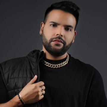 El cantautor Johan Family recorre tierras colombianas, específicamente la ciudad de Medellín para promocionar su nuevo trabajo discográfico titulado “Buscándote".