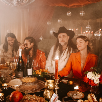 La banda oriunda de Austin, The Bright Light Social Hour, regresa con “Small Celebrations”, una pista indie pop/folk noir industrial.