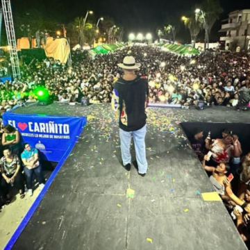 Con más de 20 mil personas eufóricas, vibrante de emociones WASON BRAZOBAN cerró la plataforma del presidente LuisAbinader "Tu Madre te quiero" en San Juan de la Maguana.