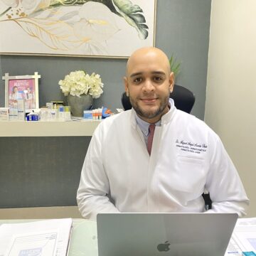 Dr. Miguel Ángel Acosta Then explica que el calor de RD puede activar de manera severa el acné. El Dr. Miguel Ángel Acosta Then, director de la unidad de dermatología del centro médico Salutte Clinic explicó que la población dominicana debe cuidarse de la fuerte ola de calor que hay, debido a que la misma propensa la activación de acné, una de las enfermedades más frecuentes en la piel.