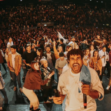 Grupo Barak continúa conquistando corazones alrededor del mundo con su gira “Fuego y Poder” La agrupación dominicana de música cristiana Barak ha afianzado su camino de éxitos con su más reciente producción “Fuego y Poder”, título de su álbum y de la gira mundial .