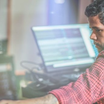 Productor JV Olivier asegura que la producción musical y de eventos en vivo está en su mejor momento. José Víctor Olivier, mejor conocido como “JV”, afirma que la digitalización ha cambiado la forma en la que se hacían estas cosas en el pasado.