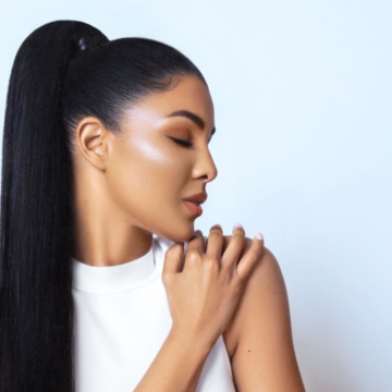 Sarodj firma contrato por 10 M con línea de belleza La ex Miss Universo Haití, abogada de derechos humanos, modelo y artista musical Sarodj Bertin es la nueva cara de la marca Ultimate Cheveux©️,