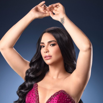 Modelo y locutora dominicana Amelia Alcántara en conversaciones con Telemundo.