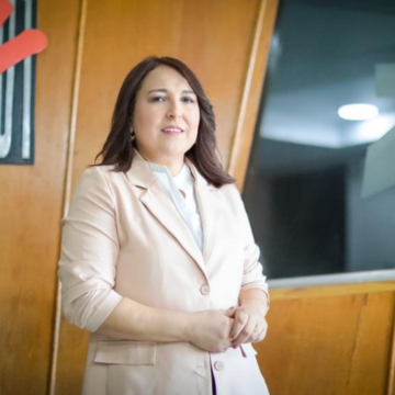 La periodista Emelyn Baldera regresa a la radio como comentarista del emblemático espacio “El Gobierno de la tarde”, de la estación radial La Z 101 FM.