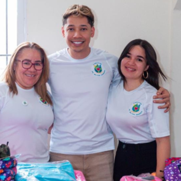 Fundación Dr. Milton Herrera sorprende a niños de Bayona con entrega de útiles escolares.