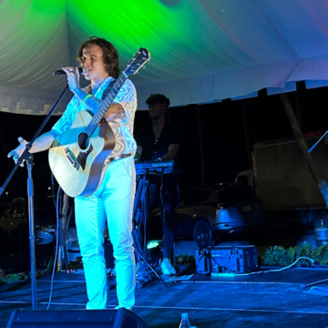 El talentoso artista italiano, cantante, compositor y músico, Teo Bok, se presentó con gran éxito en el reconocido evento Ferragosto 2023.