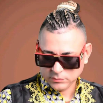 El intérprete del ritmo bachata Charlie Charlie promociona actualmente su mas reciente corte musical titulado "Voy a beber por ella".