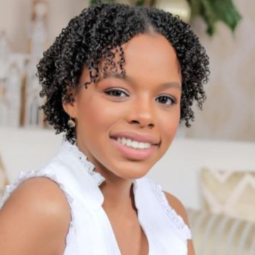 Charlize Morrison Jiménez de 18 años de edad, obtuvo cuatro primeros lugares, un segundo lugar y dos menciones de honor en prestigiosos premios estadounidenses "Scholastic Art & Writing Awards".