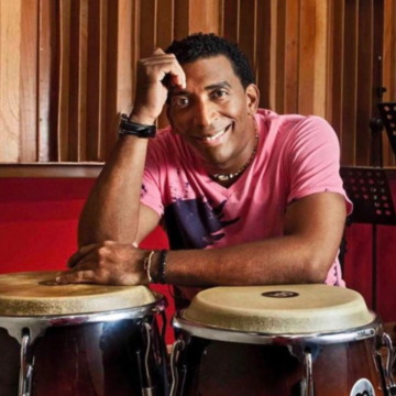 Chichi Peralta se ha convertido en un verdadero maestro y referente obligatorio de la música para todo el continente americano.