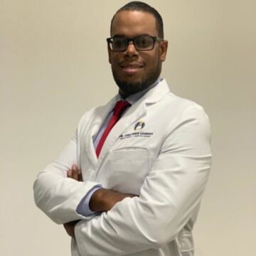 Dr. Constanzo Garrido realiza la primera cirugía bariátrica por robot en Santo Domingo El médico especialista en cirugía bariátrica, metabólica y laparoscopía avanzada, Doctor Constanzo Garrido, realizó la primera cirugía bariátrica por robot en Santo Domingo.