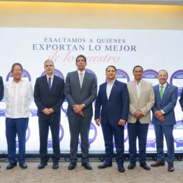 Adoexpo da a conocer entidades optan por premios Excelencia Exportadora 2023 La Asociación Dominicana de Exportadores (Adoexpo) entregó a los representantes de cuarenta instituciones de los sectores público y privado los certificados de nominados a los premios a la Excelencia Exportadora 2023.