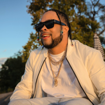 El popular cantante urbano dominicano Hansell Morine, quien desarrolla su carrera artística en los Estados Unidos, recibió un reconocimiento en la reciente edición de los Premios La Flor, por su destacado trabajo a nivel internacional.