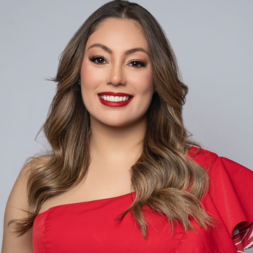 La periodista iluminada Muñoz, llega con su nueva propuesta a CDN canal 37. La comentarista Iluminada Múñoz inicia una nueva etapa en los medios de comunicación de Santo Domingo, con su entrada al canal de noticias de los dominicanos.