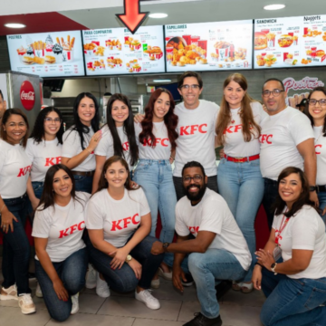 Kentucky Fried Chicken (KFC) introdujo los “Nuggets” a su menú, elaborados a manos con pechugas cien por ciento de pollo y marinados con la famosa receta original del “Coronel Sanders”.