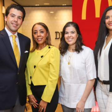 Ejecutivos de McDonald’s presentaron una importante evolución en sus hamburguesas 100% carne de res, realizando una serie de cambios en las formulaciones de sus ingredientes y procesos de producción, cocción y preparación, lo que las convierten aún en más calientes, jugosas y sabrosas.