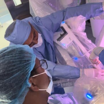 Los urólogos Nelson Ramírez Trocha, Pablo Mateo, Cristian González y David Soriano, operaron a tres pacientes para mejorar su calidad de vida