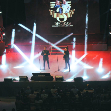 Cientos de personas abarrotaron la sala Restauración del Gran Teatro del Cibao para disfrutar del vistoso espectáculo “3 Décadas”.