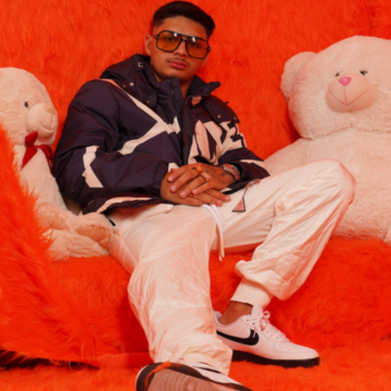 Samueliyo, “El Panda de La Palmilla”, presentó su primera producción discográfica, diez canciones que demuestran una transición de niño- adolescente a adulto, pero fiel a sus influencias musicales andaluzas.