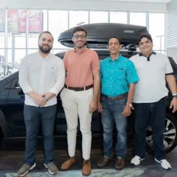 clientes de Santo Domingo Motors y de Suzuki de esta ciudad disfrutaron en familia de la “Experiencia inmersiva”, un evento que combinó la exhibición de una obra en tercera dimensión (3D) del pintor Julio Tejada.