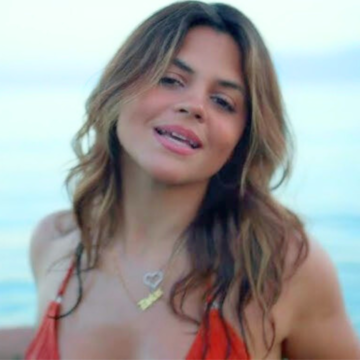 La artista dominicana Techy Fatule vuelve a demostrar el potencial y crecimiento que ha tenido en la música al dejarse seducir por el ritmo de la salsa.