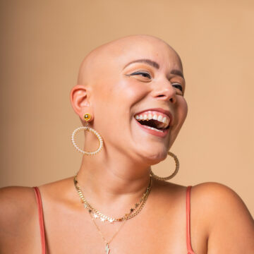 “Todos tenemos pelucas”, dice Michelle Faraco, la conferencista que viajó de la alopecia a la autenticidad. Michelle plantea el poder del “yo” más auténtico de cada uno, como la real fuente de la felicidad y una vida más plena.