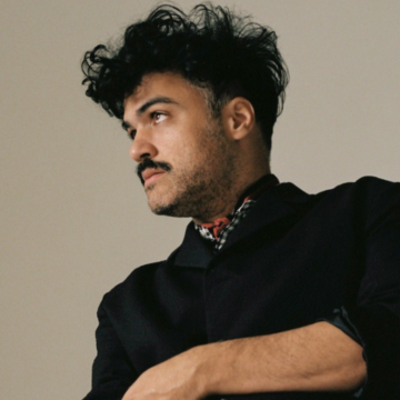 El destacado cantautor dominicano Alex Ferreira, reconocido por su talento y originalidad en la escena musical, regresa a su tierra natal tras un exitoso recorrido por países como España, Panamá y México con su gira 2023.