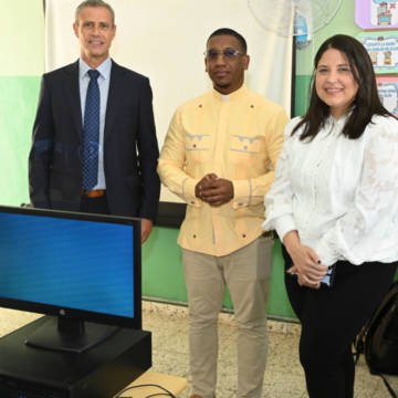 Hospiten Santo Domingo donó 25 computadoras a la escuela primaria Marañón l, de Sabana Perdida, que serán utilizadas para labores docentes y de enseñanzas para los niños de ese centro educativo.