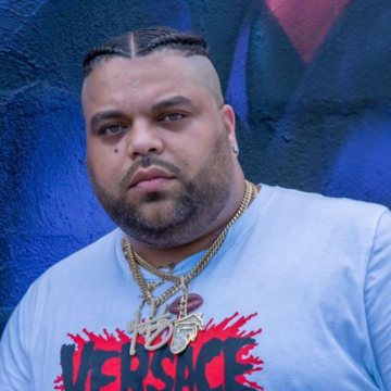 Estripl3baby, un talentoso artista de Reggaetón y Hip Hop, está listo para cautivar una vez más a los amantes de la música con su último éxito, "Bomper".