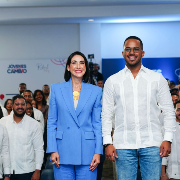 Primera dama dice que hacer política diferente contribuye con el desarrollo social La primera dama Raquel Arbaje afirmó este miércoles que los jóvenes constituyen el presente y el futuro del país y los portadores del germen de una práctica política diferente que aporte al desarrollo integral de la sociedad dominicana.