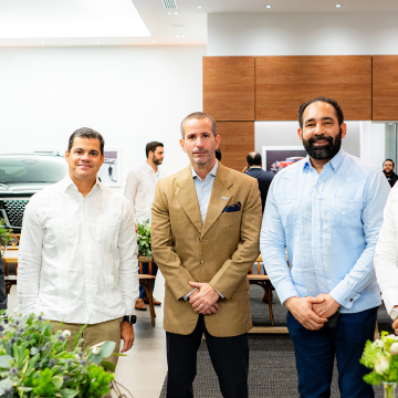 Ejecutivos de Santo Domingo Motors reunieron a clientes de Cadillac en la cata “Contrastes Exquisitos”, que permitió vivir una experiencia culinaria única con una mezcla del Ron Don Miguel exclusiva para esa marca de vehículo de lujo.
