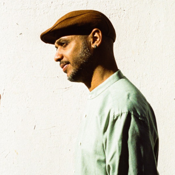 El cantautor, pianista y productor dominicano Josean Jacobo, lanzó su nuevo sencillo "Tengo Un Lío”, en el que lleva a su público por un viaje musical que explora las complejidades del amor platónico y las luchas internas que acompañan a este sentimiento.