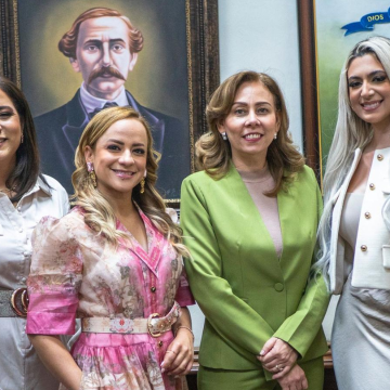 Oficina de Enlace de la Presidencia de la República Dominicana recibe a la Autora Internacional Lisbeth F. G. A la autora Lisbeth F. G.,se unió la destacada periodista dominicana residente en el extranjero Tayhana García, quien es ganadora de varios premios EMY y recientemente celebró el lanzamiento de su podcast “COMPLETITA”.