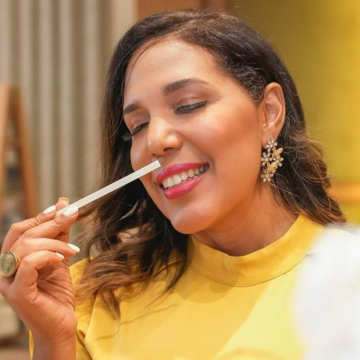 Rosa Mejía: La Reina de los Aromas Revoluciona el Marketing en República Dominicana Rosa Mejía, una dominicana visionaria, está revolucionando el marketing en la República Dominicana al conectar los sentidos con las emociones a través de su innovadora marca, Essenza di Aroma.