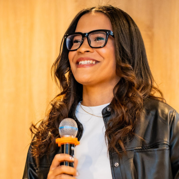 Caroll Díaz presenta un nuevo capítulo de su carrera con el lanzamiento de su sencillo “Ya No Siento”, una canción profunda y sensible que forma parte de su primer EP.