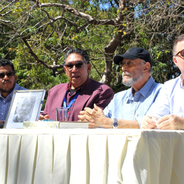 Un concurrido y ameno encuentro-homenaje en reconocimiento a Efraím Castillo, Premio Nacional de Literatura 2025, se realizó el pasado sábado 15 de marzo en la Plaza de los Poetas Fabio Fiallo, localizada en la Plaza de la Cultura, en horas de la mañana.