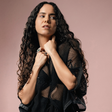 La artista y compositora dominicana La Marimba presenta su nuevo álbum, “Tengo lo’ podere’”, el cual llega este miércoles 26 de febrero a todas las plataformas.