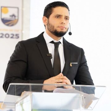 El alcalde del Distrito Municipal de La Otra Banda, Alexander “El Hijo del Pueblo”, reafirmó su compromiso con el desarrollo vial de la provincia.